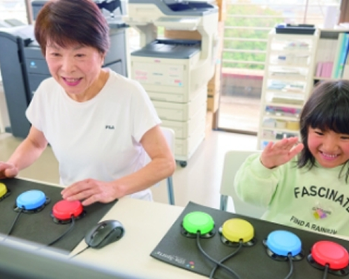 専用ボタンでゲームを楽しむ様子