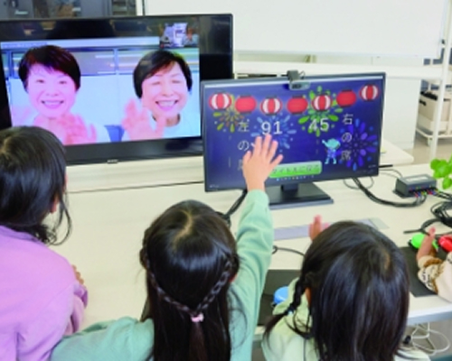 画面を見ながらゲームを楽しむ様子