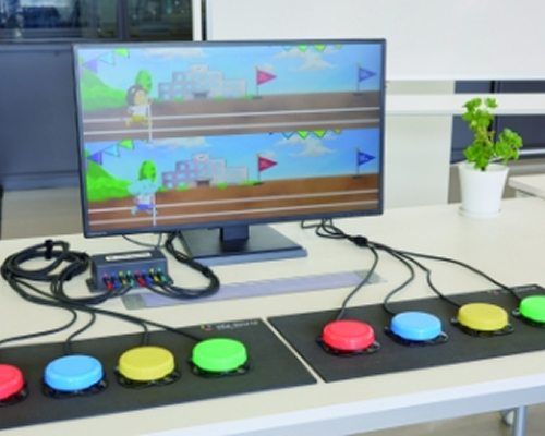 パソコンと専用ボタンを使ったゲーム画面