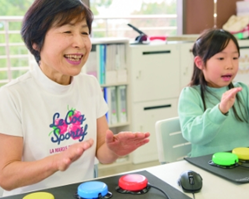 世代を問わずゲームを楽しむ様子