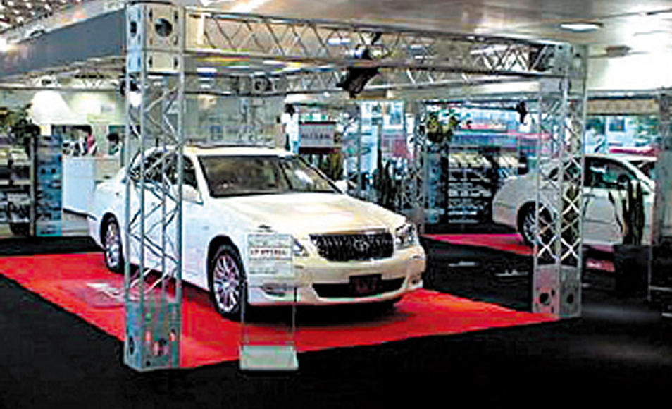 自動車の商品展示