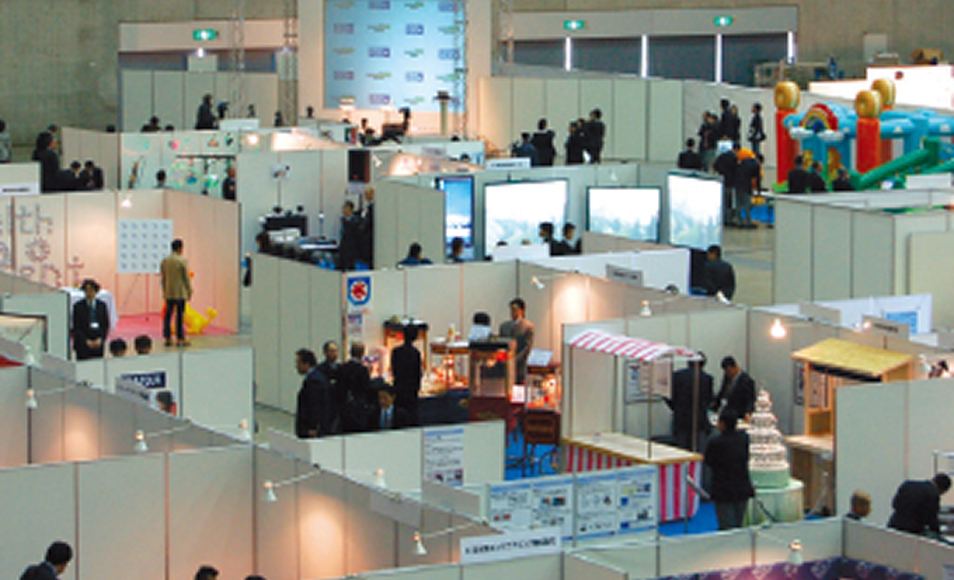 複数の展示ブースが並ぶ展示会場