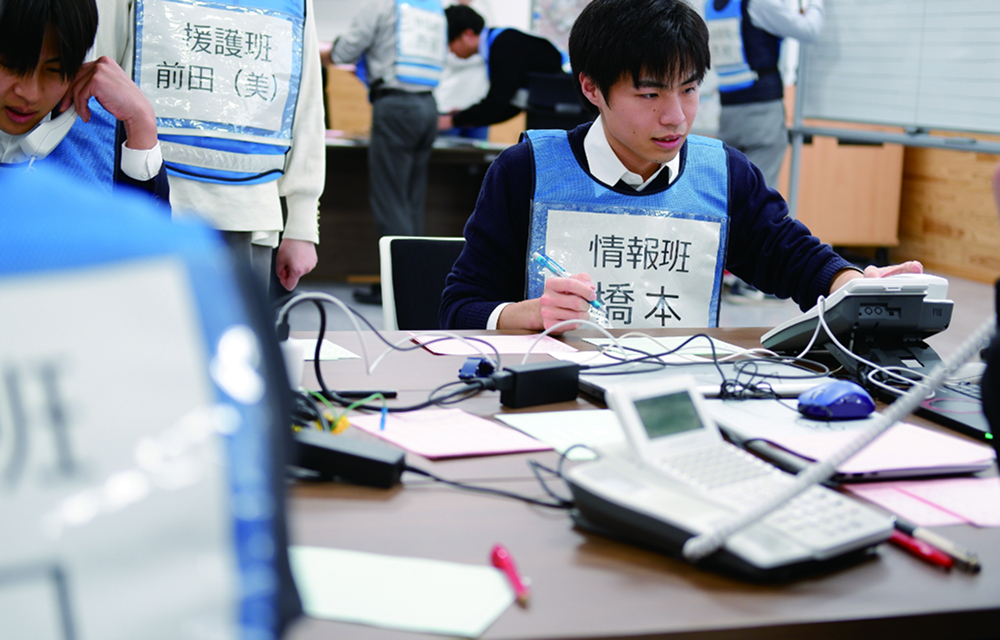 災害対策本部訓練で情報を整理する参加者