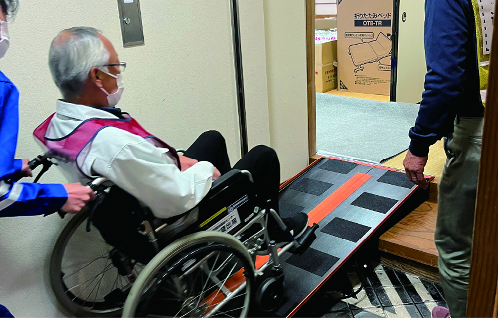 車いす利用者が避難所の段差を移動する様子