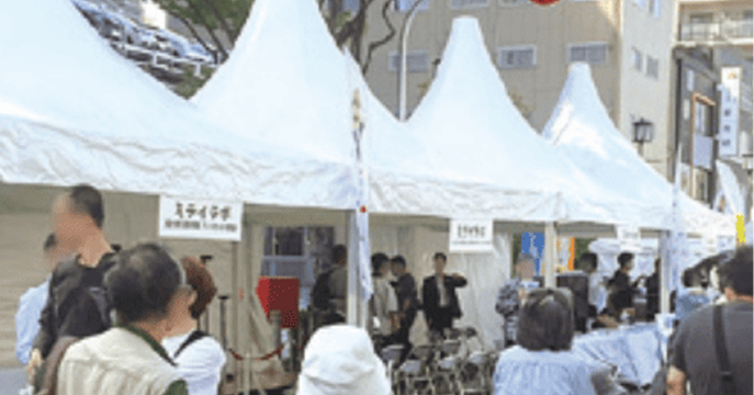 屋外イベントの白いテント
