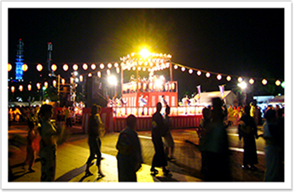 夜の夏祭り会場